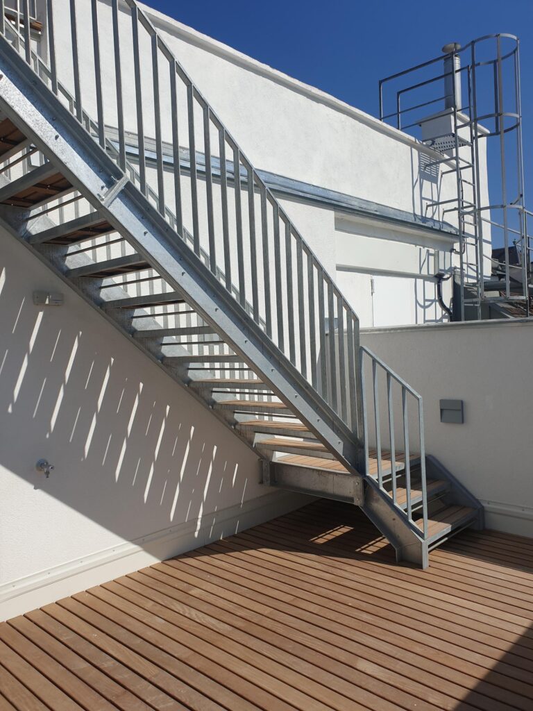 sos-galerie-lugeck-aussentreppe-2