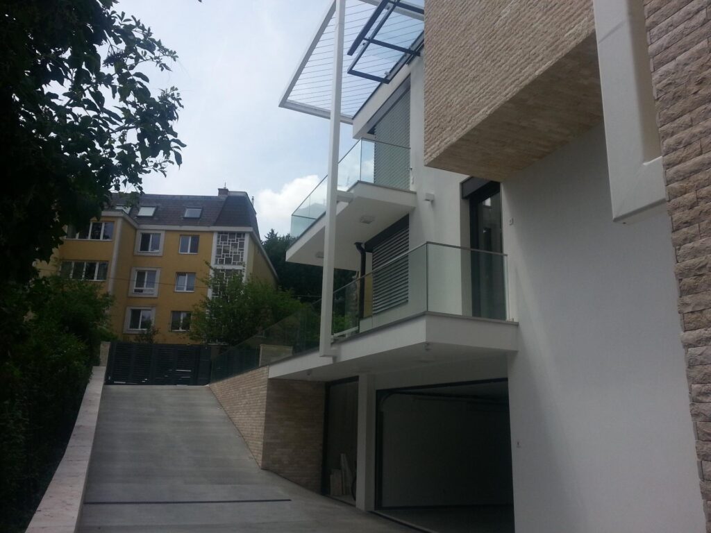 sos-galerie-trazerberggasse-glasgelaender-1